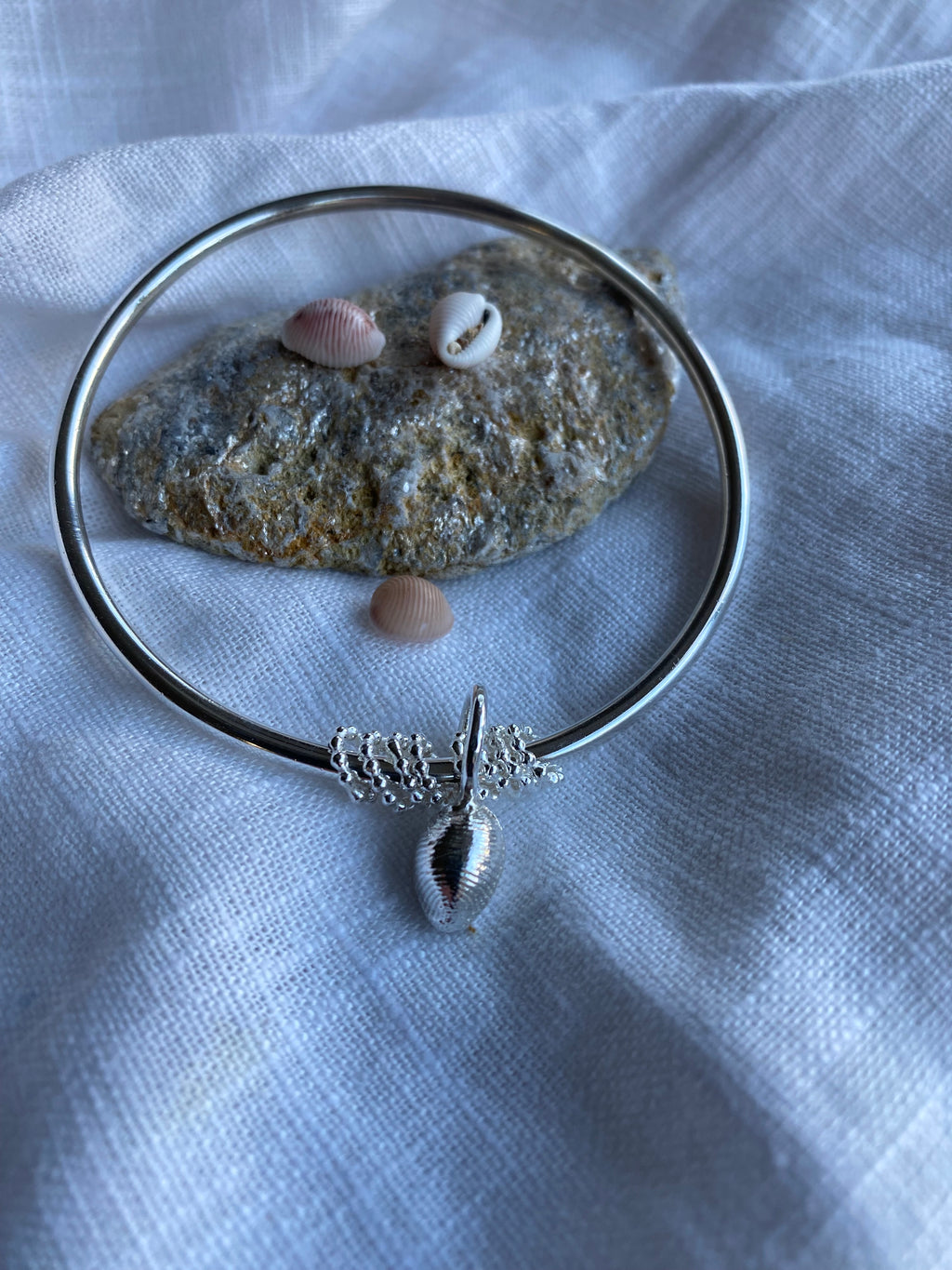 Cowrie shell Hammered texture Bangle