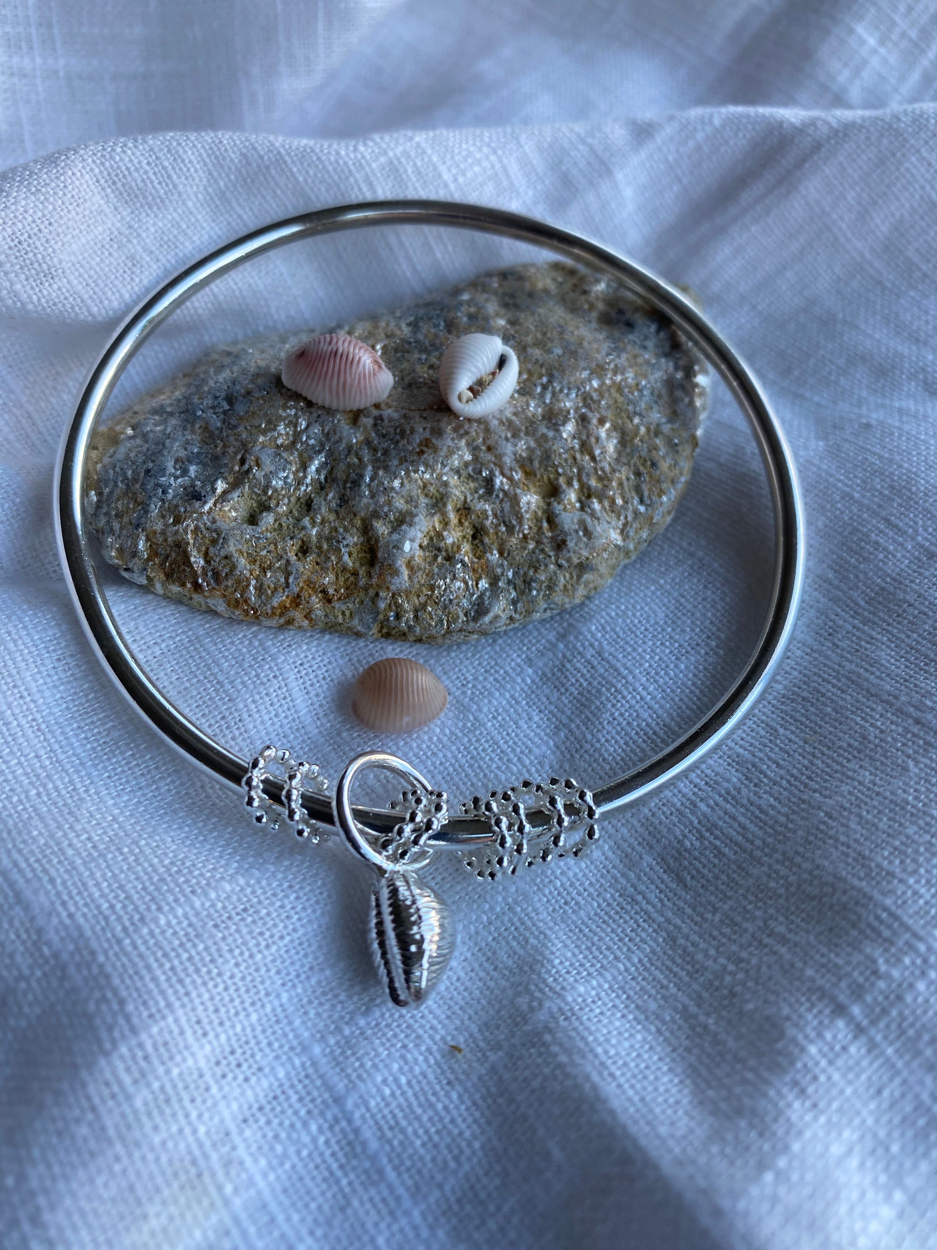 Cowrie shell Hammered texture Bangle