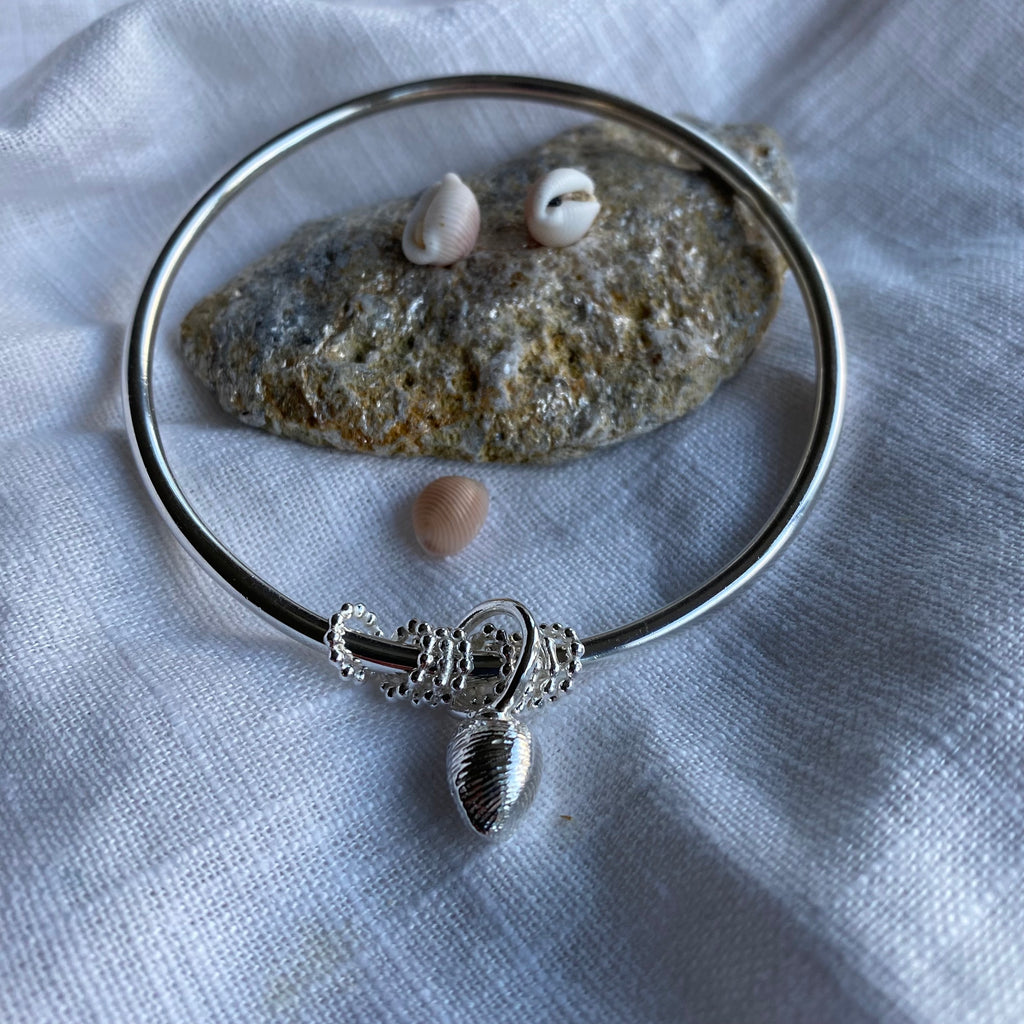 Cowrie shell Hammered texture Bangle