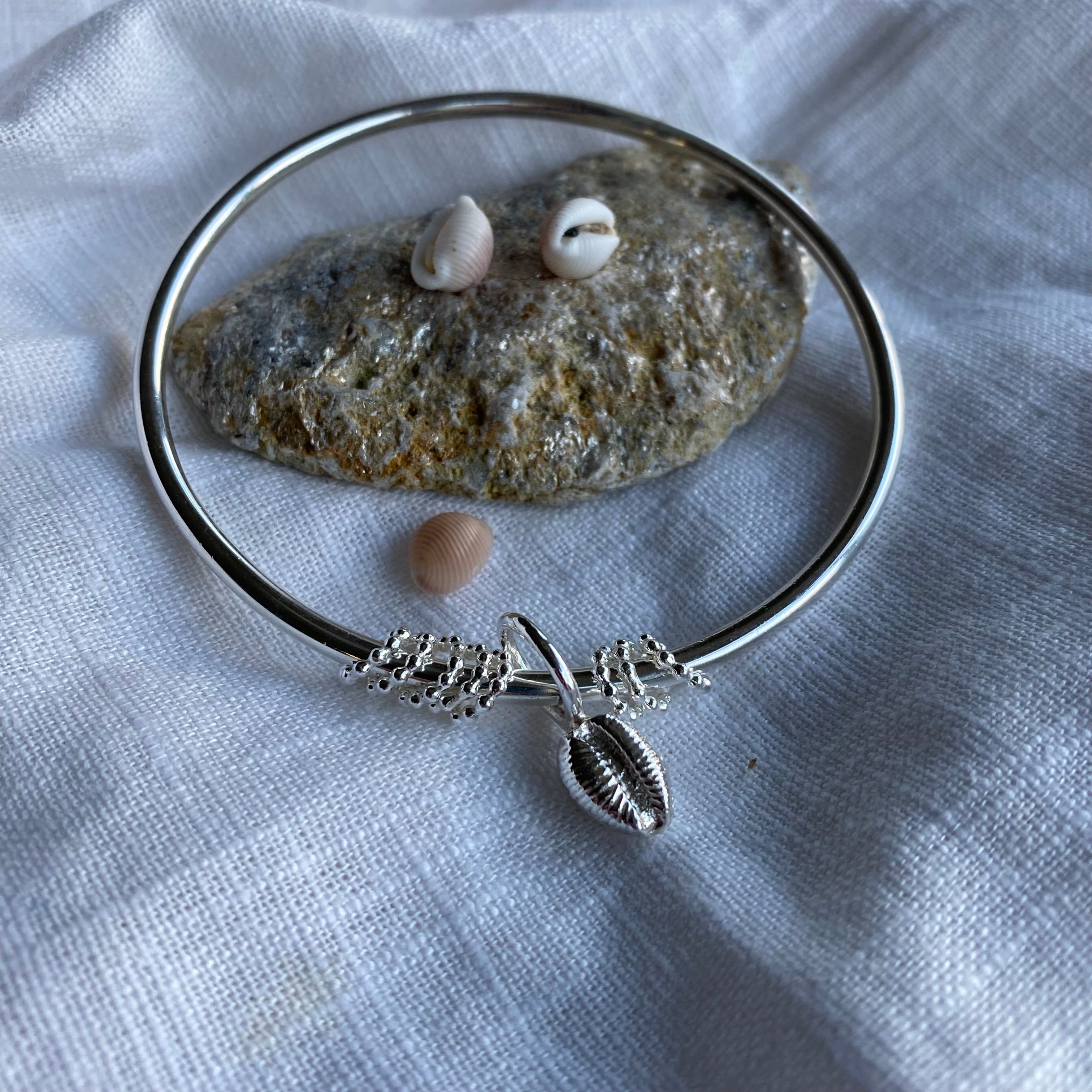 Cowrie shell Hammered texture Bangle